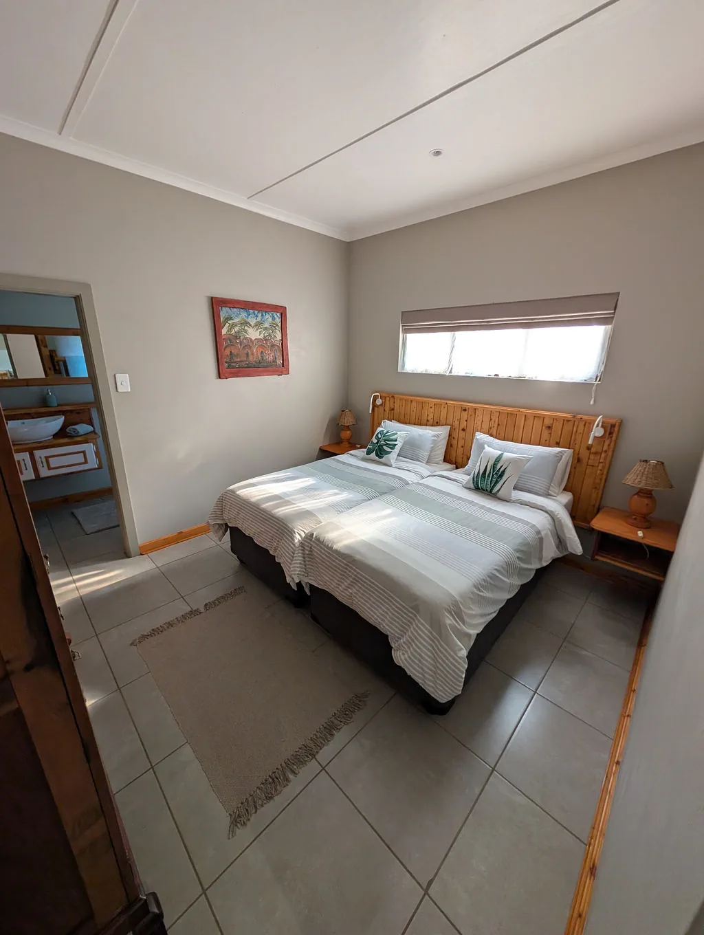 Twin bedroom with en-suite bathroom at The Wood Haven