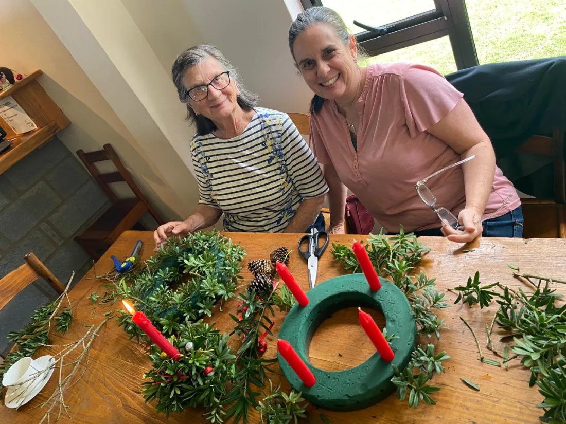 People making Advent wreaths together in Hermannsburg